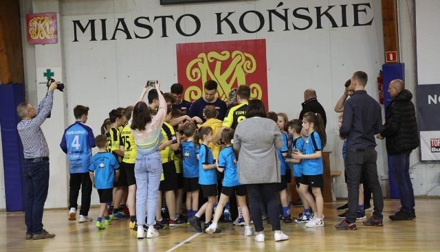 W czwartek piłkarze ręczni KSSPR Końskie poprowadzili trening z najmłodszymi szczypiornistami.