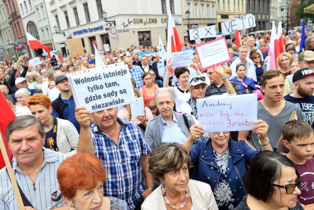 Trzy tysiące osób zgromadziło się podczas niedzielnych protestów w Toruniu pod pomnikiem Mikołaja Kopernika