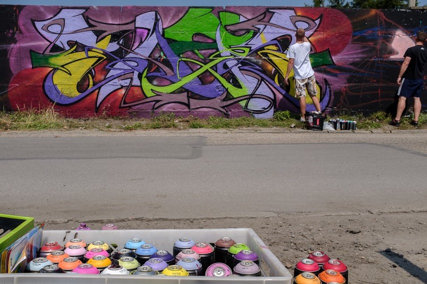 Tarnów. Garfficiarze ubarwili mur przy stadionie Tarnovii [ZDJĘCIA]