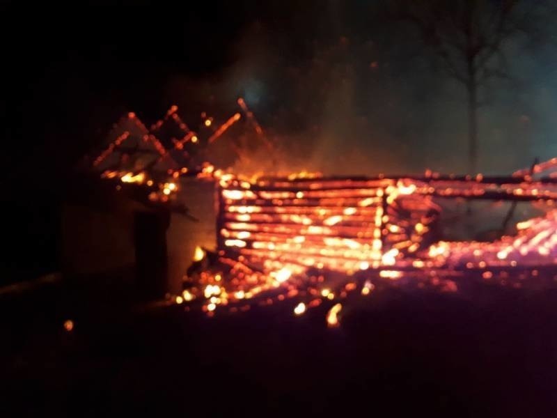 Nocny pożar na granicy powiatów nowosądeckiego i limanowskiego. Spłonęły budynki i pojazdy