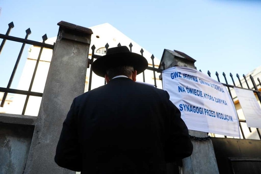Kraków. Protest i modlitwa na ulicy. Trwa spór pomiędzy Żydami o synagogę Izaaka [ZDJĘCIA]