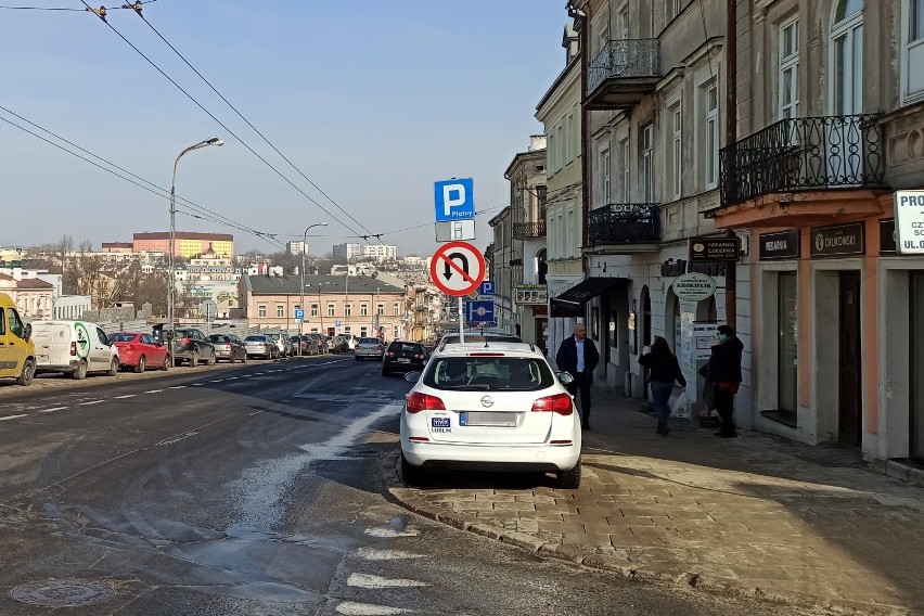 Samochód TVP Lublin zaparkował w niedozwolonym miejscu. Ratusz wytyka błąd lubelskiej telewizji publicznej