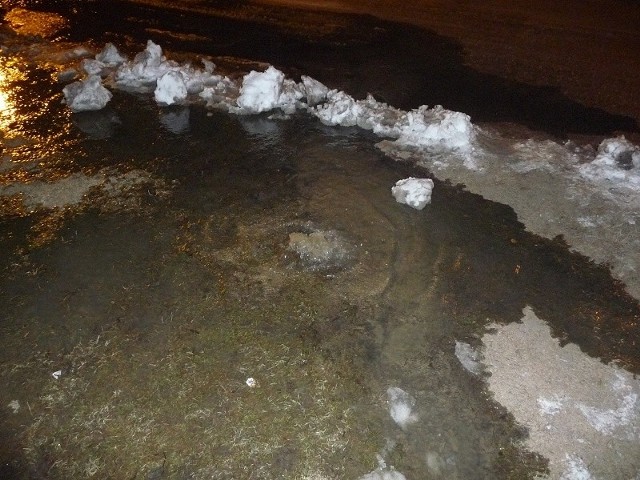 W nocy z wtorku na środę doszło do awarii wodociągu przy ul. Małcużyńskiego w Słupsku.