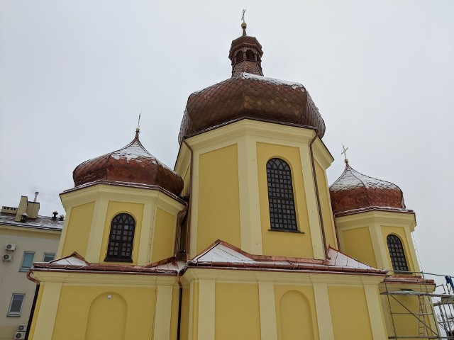 Pomimo niewielkich rozmiarów prawosławna cerkiew polowa pw. Narodzenia Bogarodzicy w Przemyślu robi duże wrażenie.