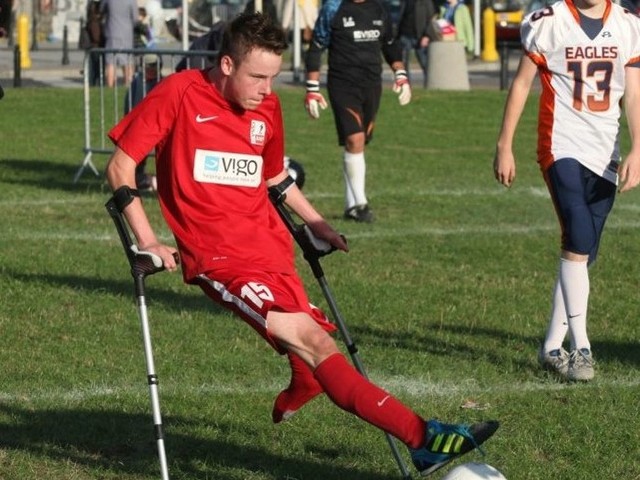 Rypinianin Mateusz Sadłowski należy do polskiej reprezentacji                          Amp Futbolu. To piłka nożna dla osób po amputacjach.
