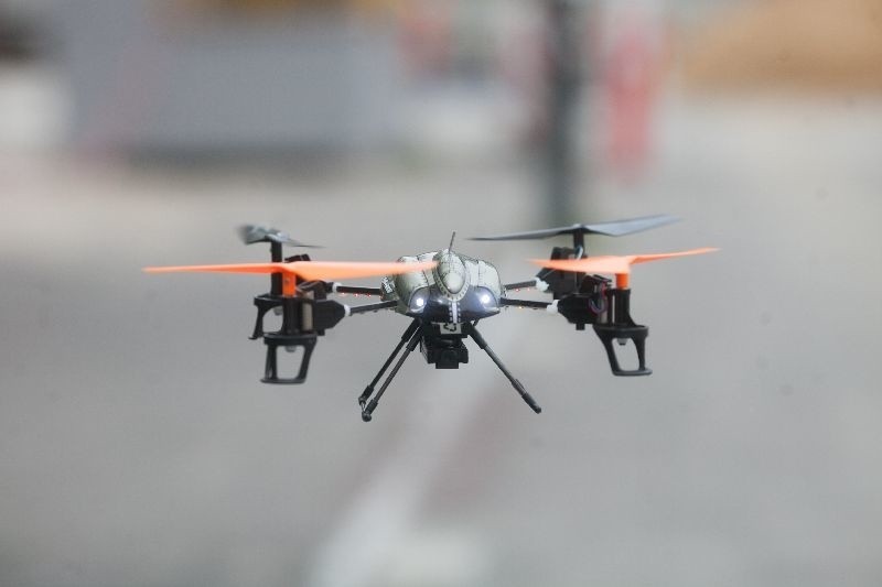 Prywatni detektywi mają groźną broń. Z dronem na akcję