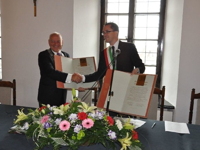 Akt partnerstwa miast podpisali burmistrzowie Jerzy Borowski  i Marco Buselli.