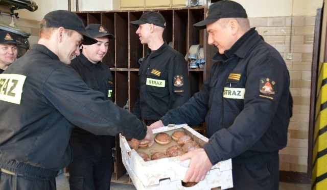 Przed rokiem byliśmy z pączkami m.in. u strażaków. Kogo odwiedzimy tym razem?