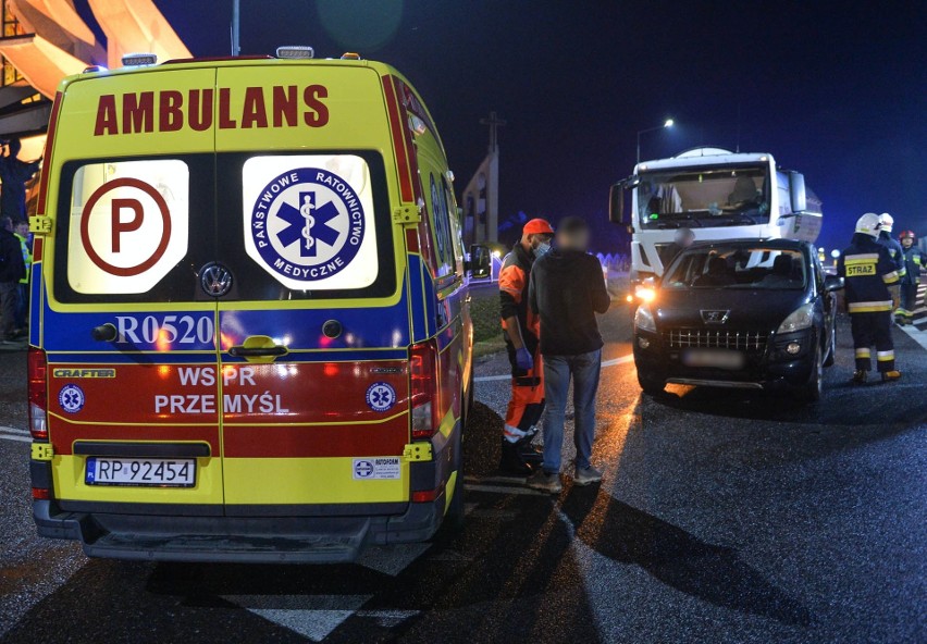 Wypadek na DK nr 77 w Orłach. W zderzeniu ciężarówki i dwóch osobówek ranna została kobieta [ZDJĘCIA]