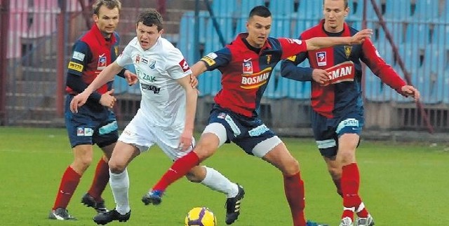 Josef Petrik (pierwszy z lewej) i Piotr Petasz (w środku) w większości spotkań wybiegają w pierwszym składzie. Jednak do gry lewej strony Pogonimożna mieć sporo zastrzeżeń. Z prawej Piotr Koman.