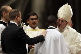 Papież Franciszek w Wielką Sobotę udzielił sakramentu chrztu Johnowi Ogahowi, imigrantowi z Nigerii, "włoskiemu bohaterowi"