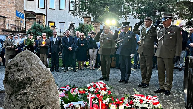 Podczas uroczystości odsłonięto pamiątkową tablicę.