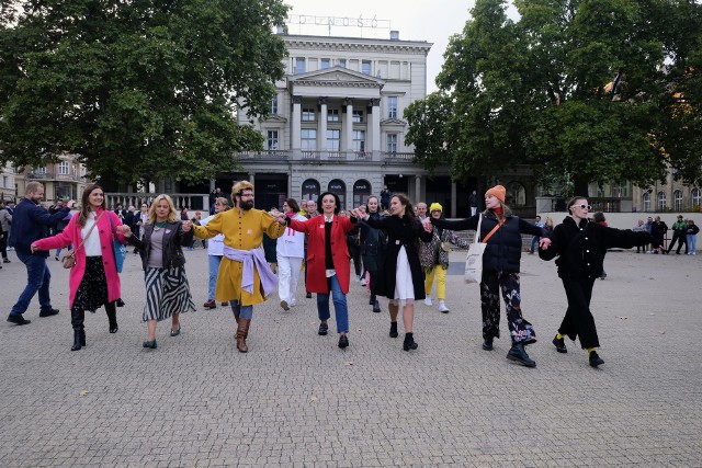 Na placu Wolności w Poznaniu kandydaci opozycji - Koalicji Obywatelskiej, Lewicy oraz Trzeciej Drogi - zatańczyli poloneza.