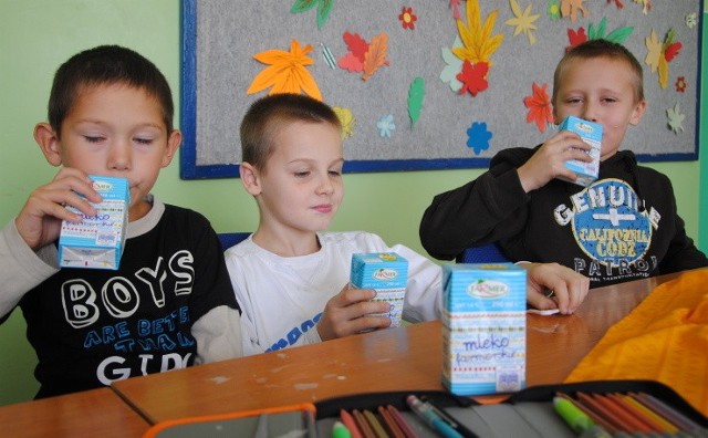 Kamil Malinowski, Konrad Kubik i Mikołaj Kuciemba ze Szkoły Podstawowej nr 9 lubią mleko