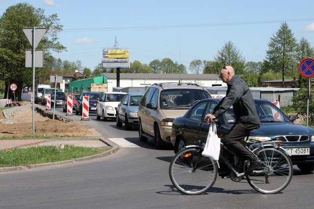 Prace na skrzyżowaniu Niesiołowskiego i Bukowej mają przyspieszyć