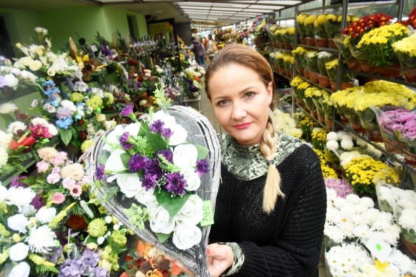 Pani Dominika Bronka zajmuje się między innymi układaniem...