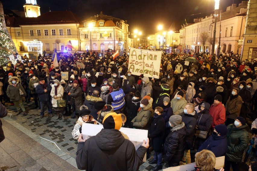 „Veto! Wolne media. Wolni ludzie. Wolna Polska”. W Lublinie protestowali przeciwko tzw. ustawie „lex TVN”. Zobacz zdjęcia