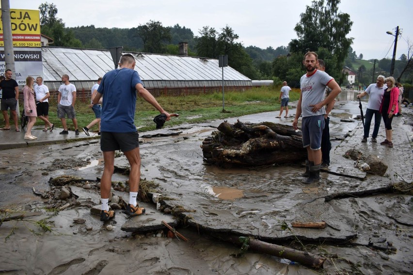 Nowy Sącz. Trwa sprzątanie po powodzi i liczenie strat. Ul. Grabowa cała do wymiany [ZDJĘCIA]