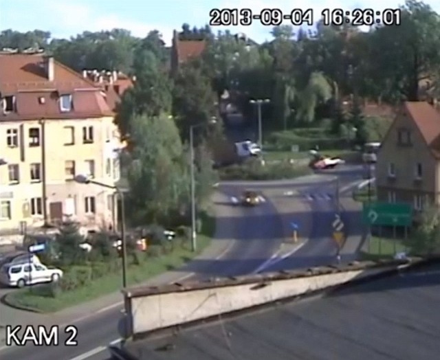 Kłodzko: Wypadek tira na rondzie 4.09.2013