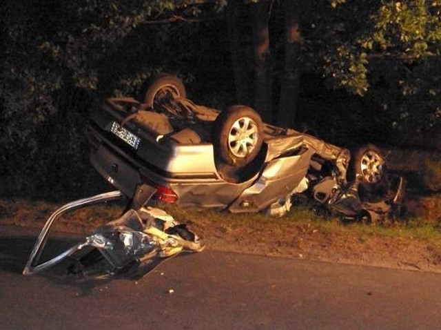 W Stalach peugeot po uderzeniu w drzewo został roztrzaskany. Kierująca nim kobieta zginęła.