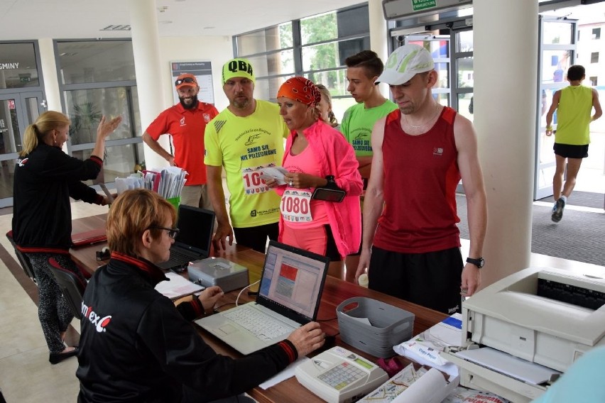 Sportowe zmagania w pięknych okolicznościach przyrody w Morawicy