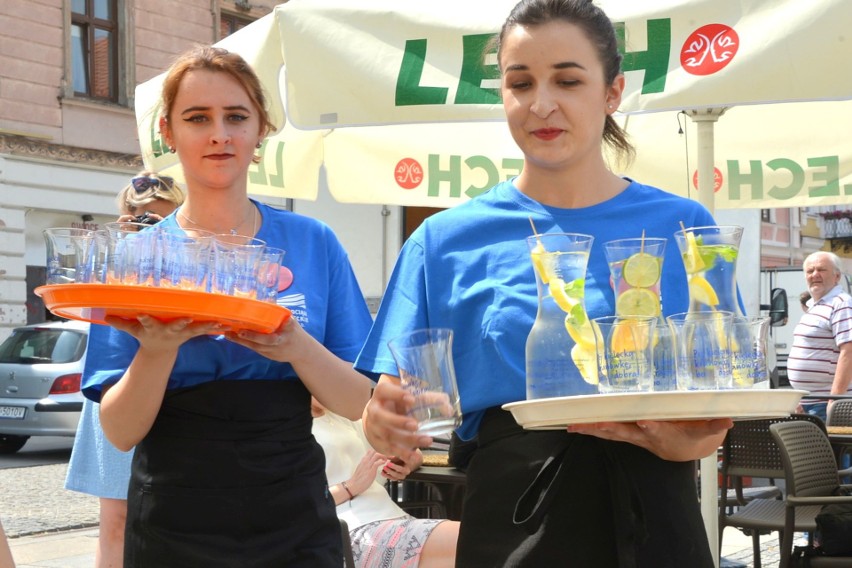 Kielecka kranówka w każdej restauracji. Gdzie napijesz się wody za darmo? ZAPIS TRANSMISJI, ZDJĘCIA