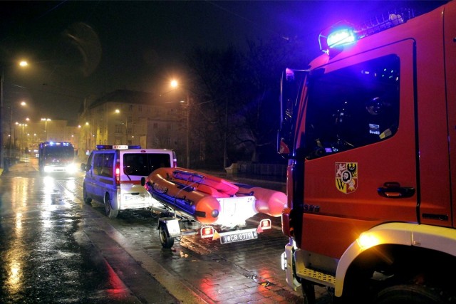 Na miejsce natychmiast udali się strażacy z JRG Oława oraz Ochotniczej Straży Pożarnej w Bystrzycy. Akcja była prowadzona zarówno na Odrze, jak i na jej brzegu, gdzie równocześnie działali strażacy z Ochotniczej Straży Pożarnej w Siedlcach oraz policja.
