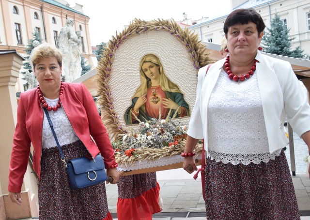 Delegacje z parafii z całej archidiecezji, w tym z powiatu jarosławskiego przyjechały na uroczystości w Kolegiacie Bożego Ciała w Jarosławiu.