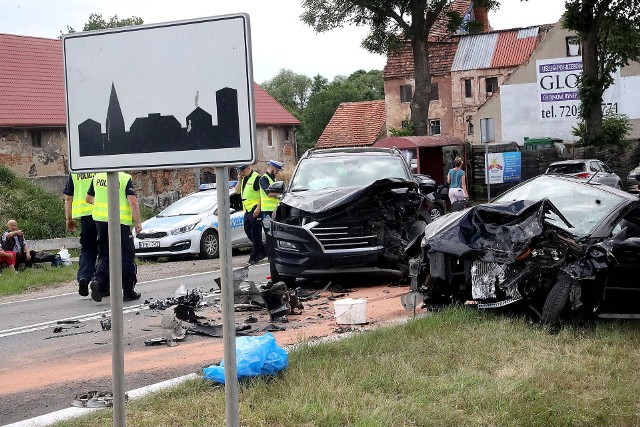 Zderzenie dwóch samochodów osobowych miało miejsce w Studnicy na DK94 pomiędzy Legnicą a Chojnowem. Kierowca Peugeota nie przeżył 11.06.2022