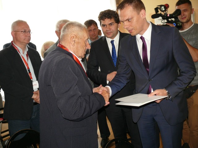 Gratulacje i dowody uznania od władz miasta odbiera Franciszek Piekarz, który pracował w Zakładach Południowych.