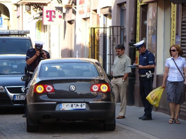 Policjanci ruchu drogowego pracują na miejscu porannego zderzenia.