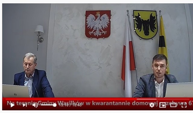 Burmistrz Adrian Łuckiewicz i sekretarz gminy Zbigniew Tochwin podczas wtorkowej konferencji online.