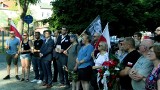 "Kwiaty Wołynia" - akcja Klubu Konfederacji Gliwice w 80. rocznicę Rzezi Wołyńskiej.  "Chcą sprawiedliwości i prawdy historycznej".