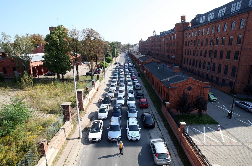 Happening na Tymienieckiego: ile miejsca zajmuje 40 aut, 50 rowerów i jeden autobus ? [ZDJĘCIA]