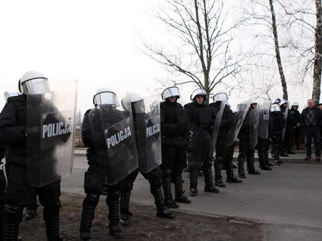 Służba porządkowa natychmiast wezwała policjantów , którzy sprawnie zatrzymali czterech prowodyrów.