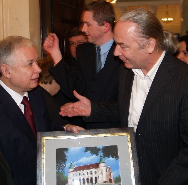 Mirosław Pluta, wręczając Lechowi Kaczyńskiemu pamiątkowy obraz z wizerunkiem zamku, zaprosił głowę państwa do Baranowa Sandomierskiego.