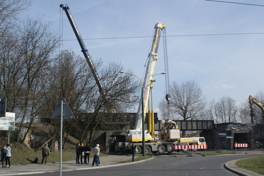 Trwa wyburzanie starego wiaduktu kolejowego nad ulicą...