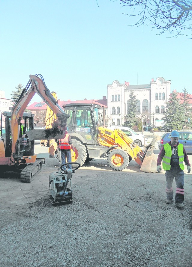 Obecnie na rynku trwają prace związane z siecią wodociągową i kanalizacyjną. Cała inwestycja ma zakończyć się do 15 grudnia