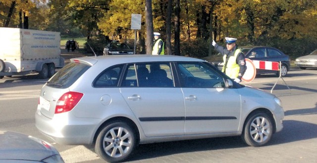 Uwaga na wielkie korki na dojeździe do gorzowskiego cmentarza. Policja zablokowała dojazd do nekropolii. Przepuszcza tylko autobusy, pojazdy uprzywilejowane i taksówki.