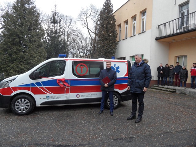 Nowa karetka w Częstochowie będzie służyła do przewozu pacjentów szpitala między oddziałami i lecznicami MSZ (są trzy lecznice)