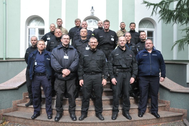 Przedstawiciele wszystkich szkół policyjnych w kraju oraz Komendy Głównej Policji uczestniczyli w słupskiej Szkole Policji w II. Warsztatach metodyczno-szkoleniowych z zakresu podejmowania interwencji wobec osób z zaburzeniami psychicznymi lub niekontrolującymi swoich zachowań z innych przyczyn.”.