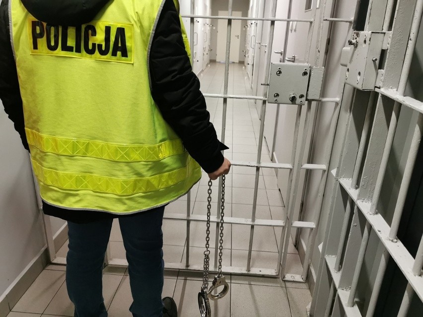 Łomżyńscy policjanci zatrzymali taksówkarza podejrzanego o kradzież paliwa i tablic rejestracyjnych