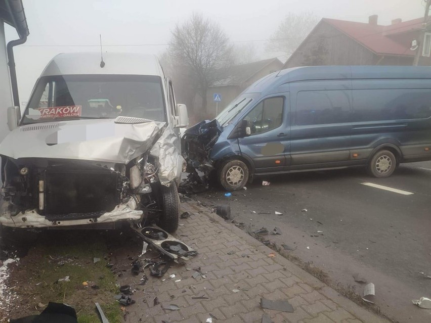 Koszmarny wypadek pod Krakowem. Bus skończył na ścianie domu