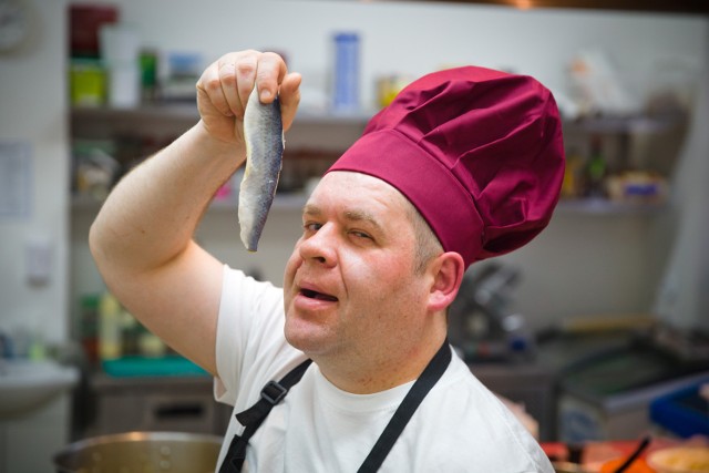 Artur Sienkiewicz jest szefem kuchni w białostockiej restauracji „Babka”, która wygrała konkurs na najlepszego śledzia