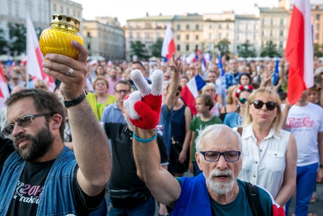 Kraków. Manifestacja KOD na Rynku Głównym w obronie sądownictwa [24.07.18]