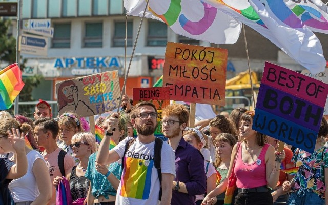 - Na agresję skierowaną w naszą stronę chcemy odpowiedzieć przyjaznym billboardem i pomocą ofiarom przemocy - mówią działacze Tęczowego Opola.