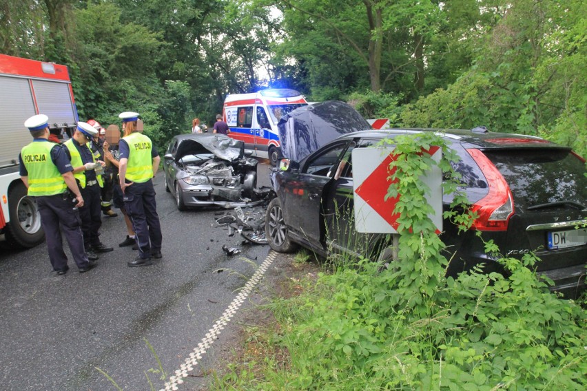 Czołowe zderzenie BMW i volvo. Trzy osoby ranne