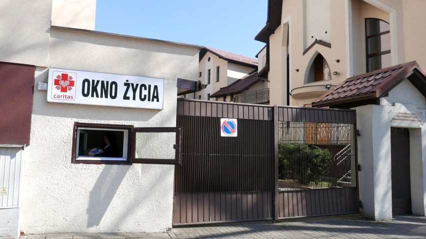 Sosnowieckie Okno Życia jest czynne całodobowo. Znajduje się...