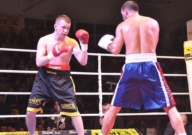 Michał Żeromiński (z lewej) wygrał swoją kolejną walkę