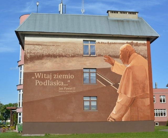 Mural z papieżem Polakiem upamietnia jego wizytę w Drohiczynie w 1999 roku